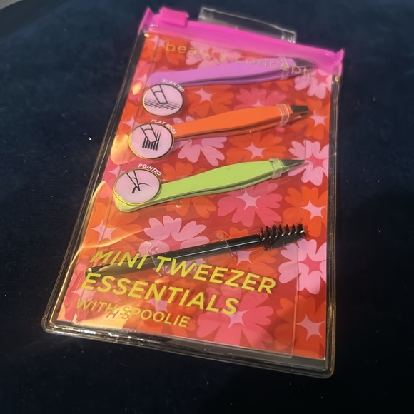 Beauty Concepts Mini Tweezer Set; travel set of 4 - Picture 2 of 4